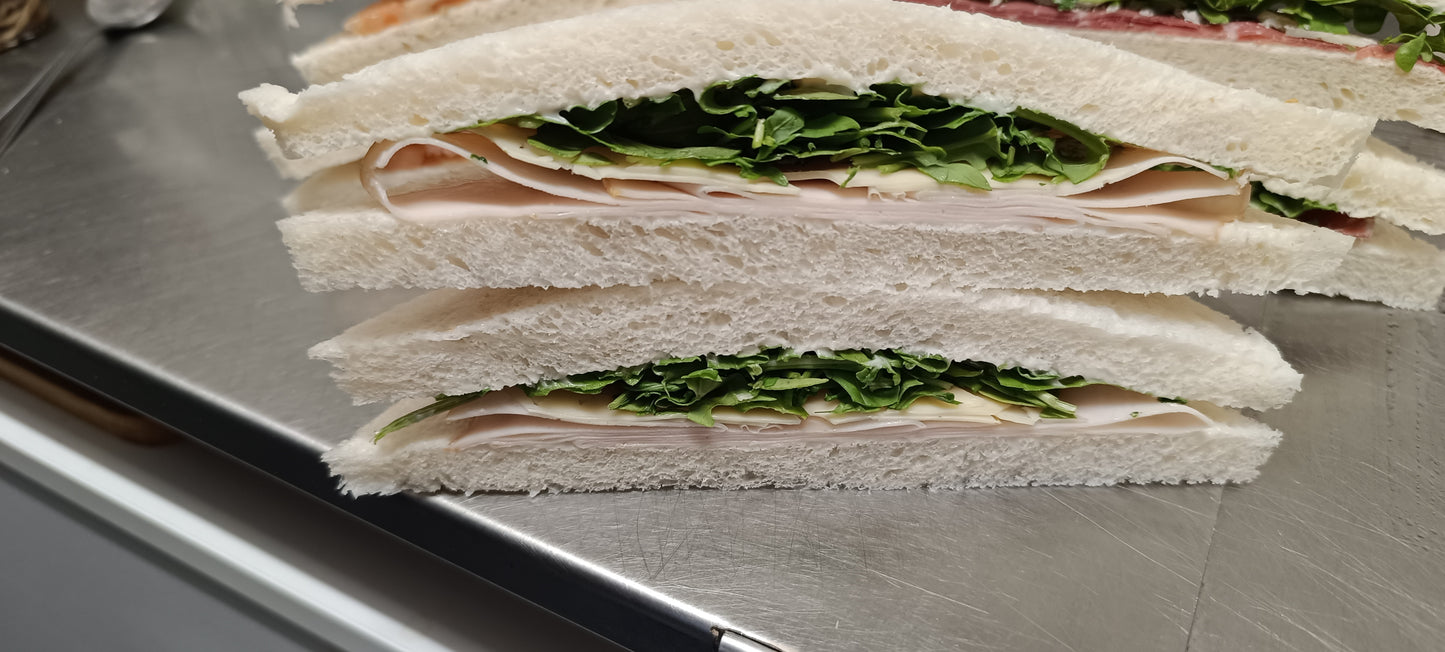 Tramezzino con tacchino insalata e formaggio