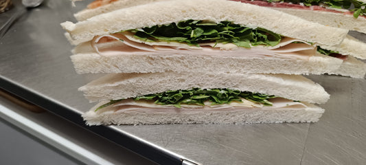 Tramezzino con tacchino insalata e formaggio